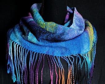 Bufanda con cuello dividido, tejida y teñida a mano, con flecos retorcidos.