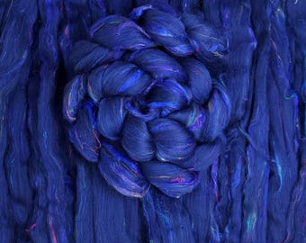 Fibra peinada de lana merino y seda sari, mezcla personalizada para hilar o fieltrar "Blurple Couch".