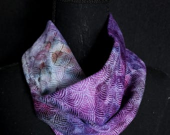 Bufanda tejida a mano y teñida con hielo