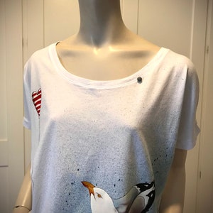 T-shirt dipinta a mano con gabbiano e cuore. Hand painted t-shirt with seagull and heart.