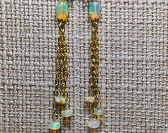 Aretes con ópalo etíope natural y relleno de oro de 14k