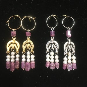 Orecchini a tripla goccia in stile bizantino romano Raw Ruby e Freshwater Pearl in oro o argento