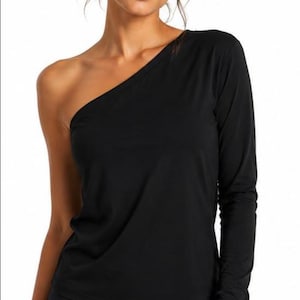 Peut inclure: Un haut noir à manches longues doté d'une encolure asymétrique à une épaule. Le vêtement est fabriqué dans un tissu lisse et opaque et est associé à un legging noir assorti, créant un ensemble athlétique monochrome et cohérent.