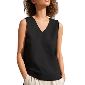 以下が含まれることがあります： ゆったりとしたフィットの、黒いノースリーブのVネックトップ