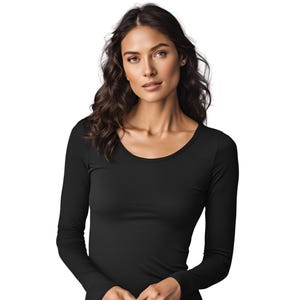 以下が含まれることがあります： 丸首の黒い長袖シャツ