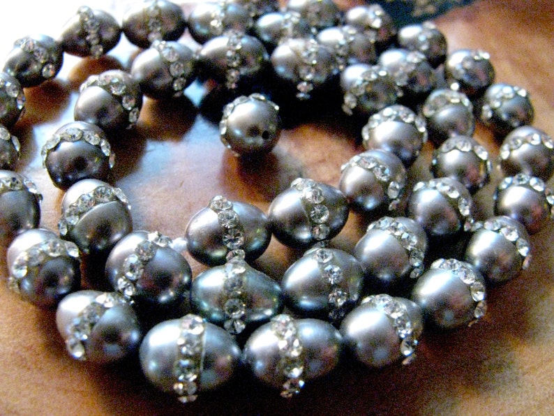 Grey Pearls Inlayed With Cubic Zirconian Grey Pearls 44 Count Oval