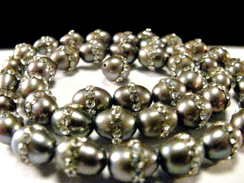 Grey Pearls Inlayed With Cubic Zirconian Grey Pearls 44 Count Oval
