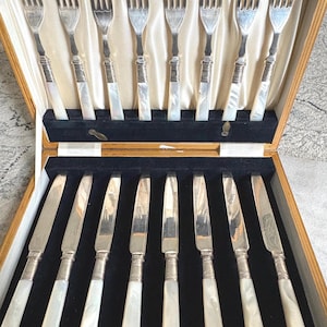 Beautiful Antique Silver Plated Fish Set of Cutlery With  Mother of Pearl Handles, 16 pieces