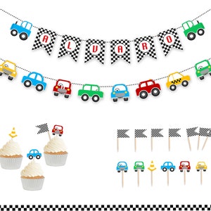 Könnte beinhalten: Ein Geburtstagsbanner mit schwarz-weißen karierten Flaggen und bunten Autos. Das Banner buchstabiert den Namen "ALVARO". Es gibt auch Cupcake-Topper mit Autos, Flaggen und Verkehrskegeln.