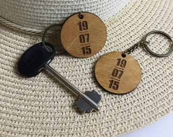 2 Personalised Wooden Keyrings, Round Anniversary Date Keychain, Couples Gift for Anniversary, 5th Anniversary Custom engraved date.