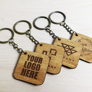 Chaveiro personalizado com logotipo comercial, chaveiro gravado com texto personalizado, brinde corporativo, brinde empresarial, chaveiro personalizado de madeira
