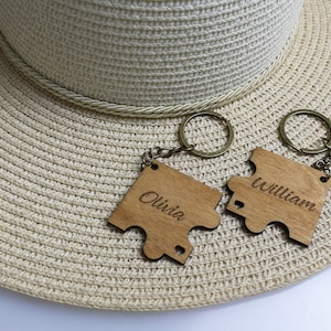 2 personalisierte Puzzle geformte Holz Schlüsselanhänger, Jahrestag Datum Schlüsselbund, Paar Geschenk, Jahrestag Geschenk, 5. Jahrestag