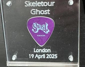Acrylic Guitar pick holder. Made from clear acrylic with magnets to securely hold a single pick inside. Compatible for fender/Dunlop.