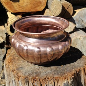 Vase rond en cuivre antique fait à la main