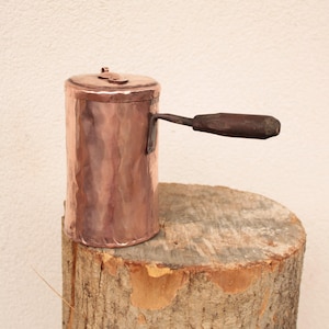 Antieke koperen chocoladepot, vintage koffiezetapparaat voor een rustieke inrichting, Italiaans vakmanschap