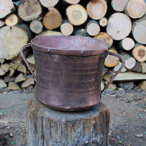 Conca antiguo recipiente de jarra de cobre hecho a mano
