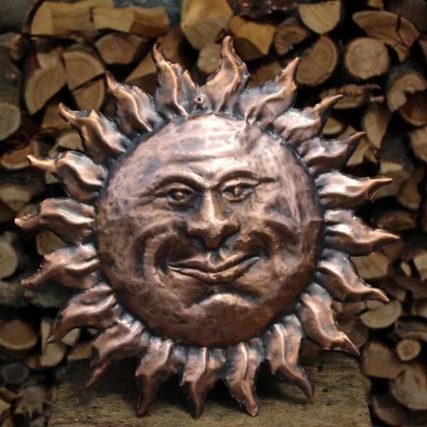 Decoración interior de pared de sol de verano en cobre hecho a mano.
