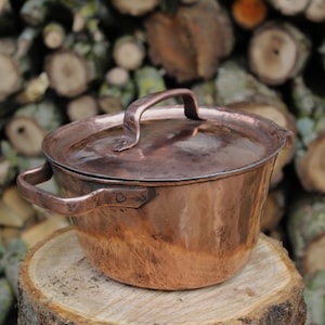 銅鍋、キッチン用品、素朴な手作り、工芸品、円錐形の缶詰