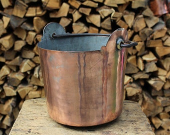 Cubo de cobre antiguo, decoración rústica para el hogar, hecho a mano.