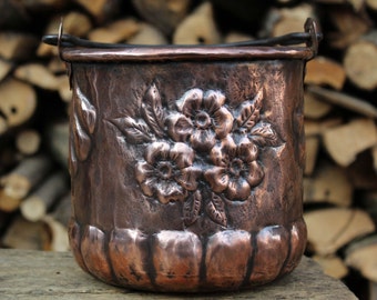Pequeño jarrón, tarro de almacenamiento, jardinera con flores cinceladas en cobre hechas a mano.