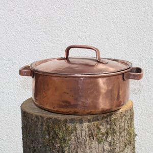 Olla sopera alta y redonda de cobre, hecha a mano y bañada en estaño.