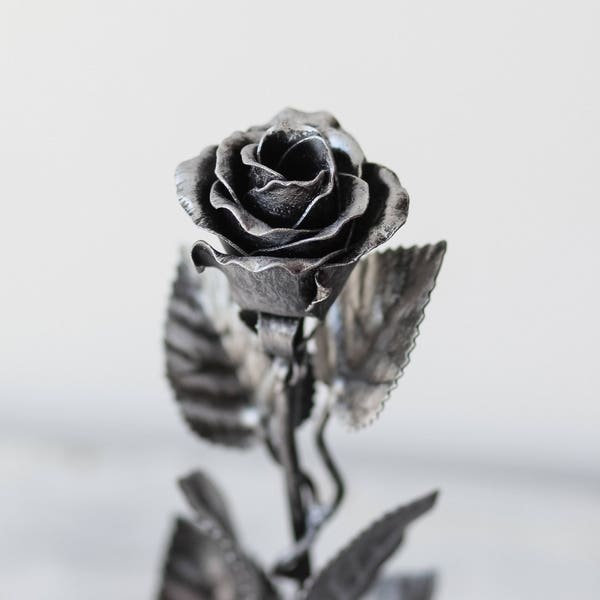 Eine realistische Rose aus Metall, ein unglaublich unvergessliches Geschenk, ein kreatives Dekor für Ihr Haus oder Ihren Garten.