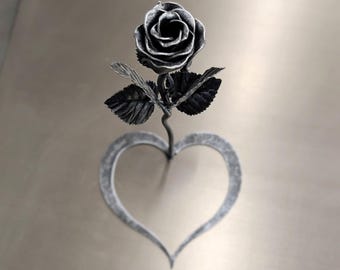 Rosa de acero forjado a mano con base de corazón: un regalo eterno para aniversarios, bodas o San Valentín.