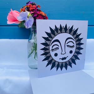 Happy Sun Lino Printed Card w kolorze czarnym z prostym fioletowym pastelowym tłem