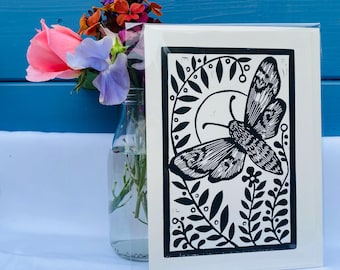 Carte linogravure imprimée à une seule couche originale - papillon de nuit sculpté à la main avec fond floral