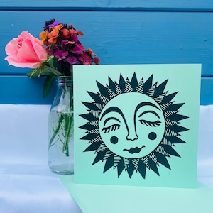 Karta z nadrukiem Happy Sun Lino w kolorze czarnym z prostym zielonym pastelowym tłem
