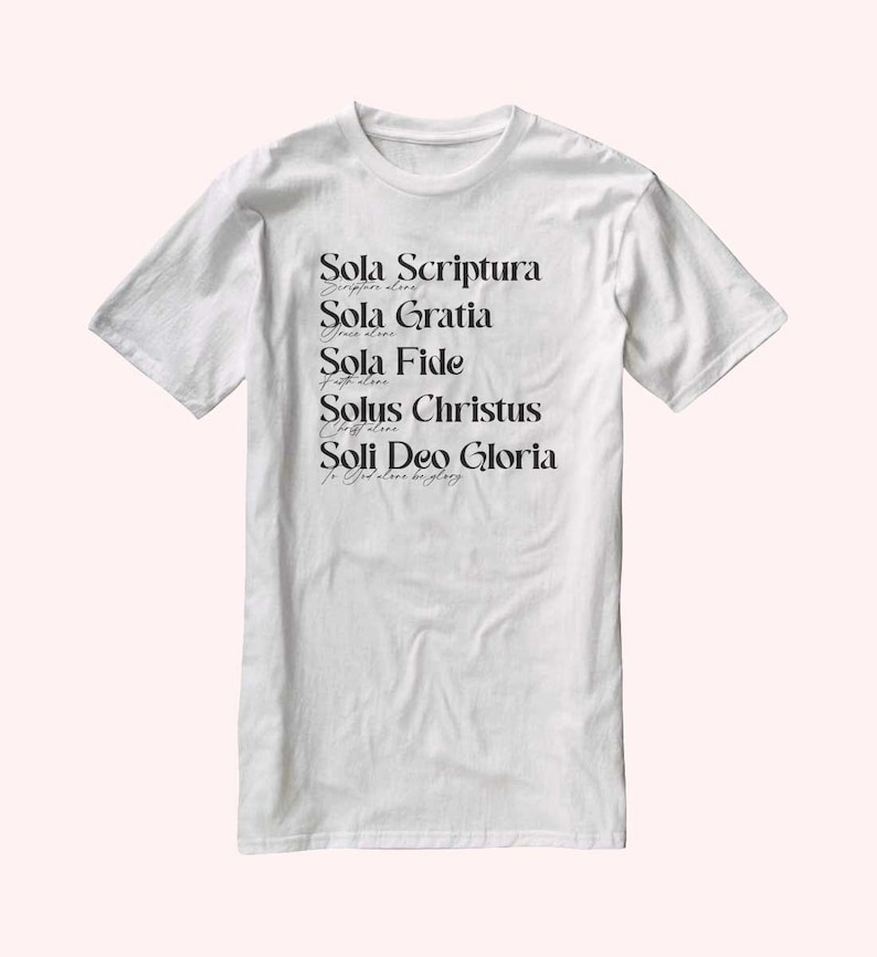Puede incluir: Camiseta blanca con texto negro que dice "Sola Scriptura", "Sola Gratia", "Sola Fide", "Solus Christus" y "Soli Deo Gloria".