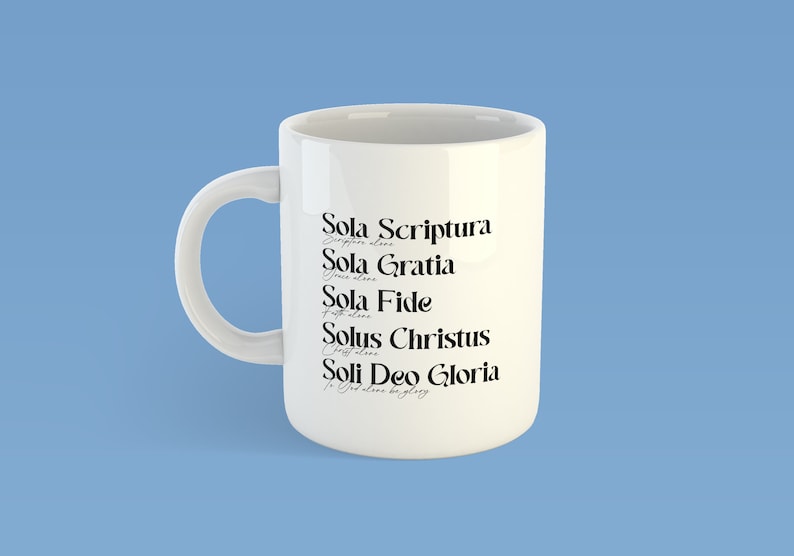 Puede incluir: Taza de cer&aacute;mica blanca con texto negro que dice "Sola Scriptura Escritura sola", "Sola Gratia Gracia sola", "Sola Fide Fe sola", "Solus Christus Cristo solo", y "Soli Deo Gloria A Dios solo la gloria".