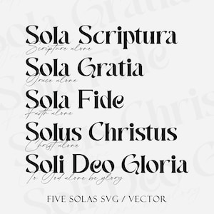 Puede incluir: Dise&ntilde;o gr&aacute;fico en blanco y negro con el texto "Sola Scriptura", "Sola Gratia", "Sola Fide", "Solus Christus" y "Soli Deo Gloria" con las palabras "Scripture alone", "Grace alone", "Faith alone", "Christ alone" y "To God alone be glory" escritas en cursiva debajo de cada frase. El texto est&aacute; centrado en un fondo blanco. Las palabras "FIVE SOLAS SVG / VECTOR" est&aacute;n escritas en negro en la parte inferior de la imagen.