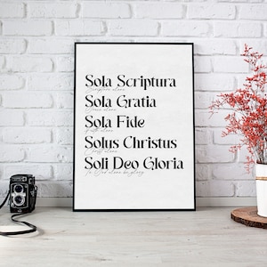 Puede incluir: Impresi&oacute;n en blanco y negro con el texto "Sola Scriptura, Escritura sola", "Sola Gratia, Gracia sola", "Sola Fide, Fe sola", "Solus Christus, Cristo solo" y "Soli Deo Gloria, A Dios sola la gloria". La impresi&oacute;n est&aacute; enmarcada en un marco negro y est&aacute; colgada en una pared de ladrillo blanco.
