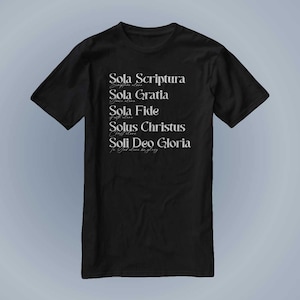 Puede incluir: Camiseta negra con texto blanco que dice "Sola Scriptura", "Sola Gratia", "Sola Fide", "Solus Christus" y "Soli Deo Gloria".