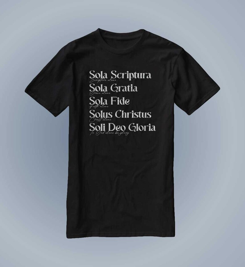 Puede incluir: Camiseta negra con texto blanco que dice "Sola Scriptura", "Sola Gratia", "Sola Fide", "Solus Christus" y "Soli Deo Gloria".