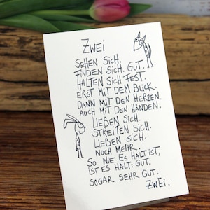 Könnte beinhalten: Rustikales Holzschild mit dem Text "Welcome to our home" in weißer Schrift. Das Schild hat eine Used-Optik und ein schlichtes, einladendes Design, perfekt für eine Veranda oder einen Eingangsbereich.