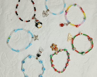 Kerst- en winterbedel vriendschapsarmband: glaskraal vakantiesieraden