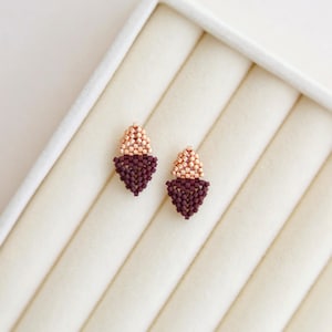 Orecchini triangolari con perline color marrone scuro opaco e champagne / Orecchini geometrici con perline e borchie in argento / Delicati orecchini moderni