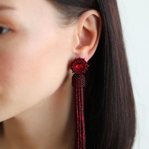 Burgunderrote Perlen-Quasten-Ohrringe mit Swarovski-Kristallen | Lange baumelnde Tropfenohrringe mit Bolzen | Statement-Rocailles Boho Fransen Ohrringe