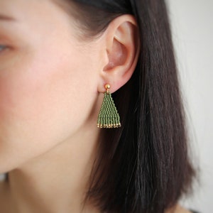 Matte olive green and 24K gold dangle tassel earrings / Small beaded fringe earrings / Seed bead drop earrings / Short tassel stud earrings