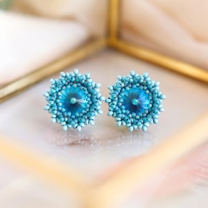 Orecchini a bottone in cristallo Swarovski blu elettrico opaco / Orecchini con perline rotonde color verde acqua / Eleganti orecchini a alone con perline / Delicati orecchini a bottone color ciano