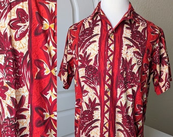 Op de afbeelding: Een rood-wit overhemd met korte mouwen en knopen met een ananasprint. Het overhemd heeft een kraag en een zak aan de linkerkant.