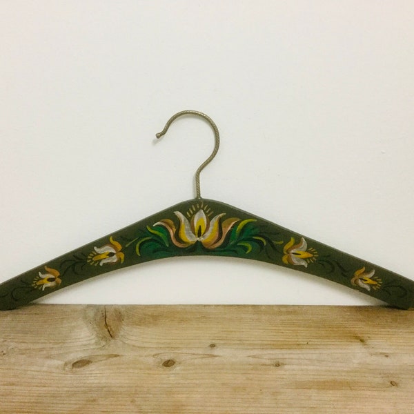 Vintage Floral Folk Art Coat Hanger, Artisan Bauernmalerei, Country Living, Alpen Decor