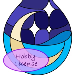 Può includere: Una bottiglia di vetro blu con un tappo di cristallo viola e un design a forma di luna crescente. La bottiglia è piena di un liquido blu e ha un'etichetta che dice "Hobby License".