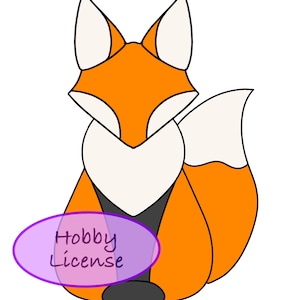 Könnte beinhalten: Eine Cartoon-Illustration eines Fuchses mit orangefarbenem, weißem und schwarzem Fell. Der Fuchs sitzt mit seinem Schwanz um seinen Körper gewickelt. Das Bild enthält den Text "Hobby License" in einem lilafarbenen Oval.