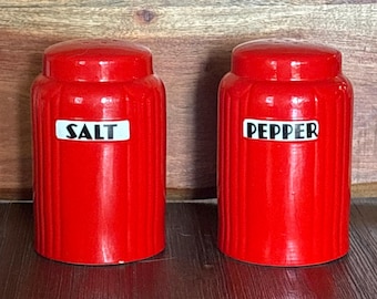 Salero y pimentero chinos rojos vintage de Hall's Kitchenware, estilo art déco.