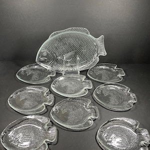 ヴィンテージガラス製魚型サービングトレイと8枚のスナックプレート（エンボス加工ビーチノーティカル）