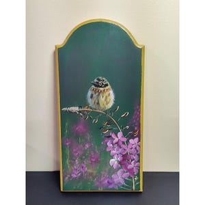 Handgemalter schöner realistischer Vogel auf Holzplatte Lila Blumen grün Unterzeichnet