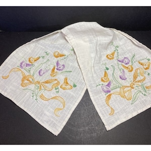 Vtg Camino de mesa de lino bordado a mano Pañuelo de tocador Flor morada 36 &quot;X13&quot; LEER